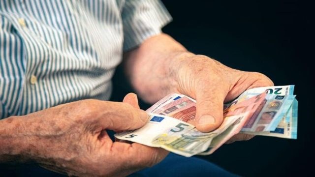 ΕΦΚΑ – Συνταξιούχοι: Τι πρέπει να ελέγξουν όσοι δεν έλαβαν την έκτακτη ενίσχυση των 250 ευρώ
