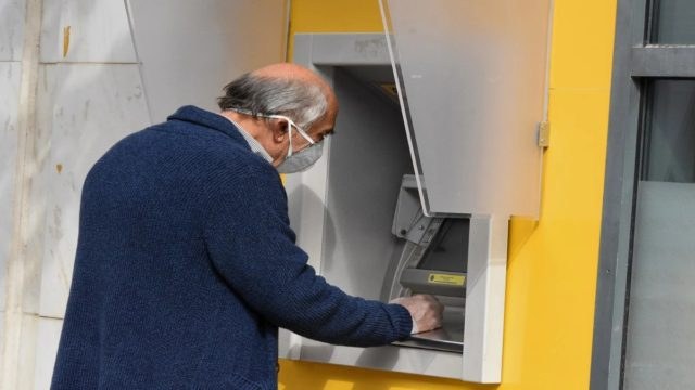 «Πονοκέφαλος» ξανά για τους ανεμβολίαστους: Στο Taxisnet το πρόστιμο των 100 ευρώ – Η προθεσμία πληρωμής