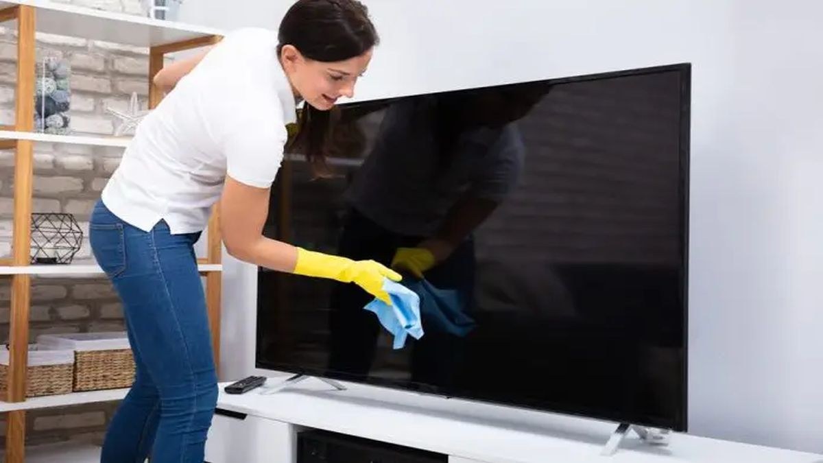 Πως να καθαρίσετε τη smart τηλεόραση χωρίς να τη βλάψετε με 4 απλά βήματα