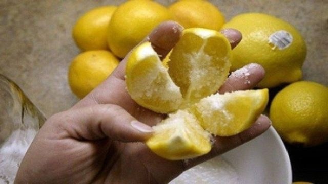 Κόψτε το λεμόνι στα 4 και ρίξτε αλάτι – Αυτό το κόλπο θα αλλάξει τη ζωή σας!