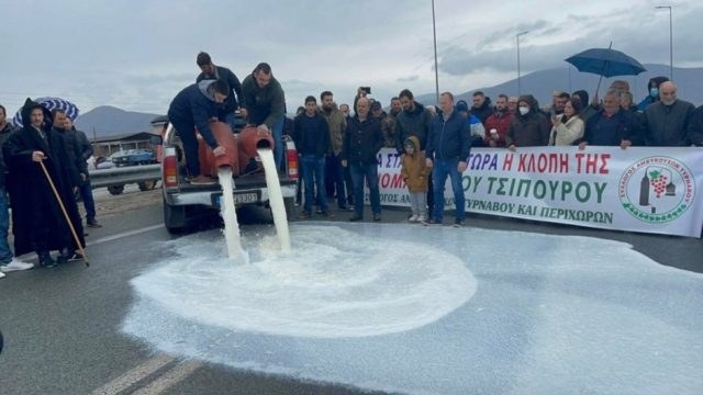 Αγρότες – Ζητούν συνάντηση με Μητσοτάκη: To γάλα που έχυσαν στην Εθνική Οδό και η απειλή για κλείσιμο των δρόμων (video)