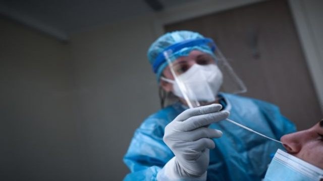 Μαύρη μέρα με περισσότερα από 10.000 κρούσματα – Θλίψη για τους σχεδόν 100 νεκρούς – “Βράζει” η Αττική
