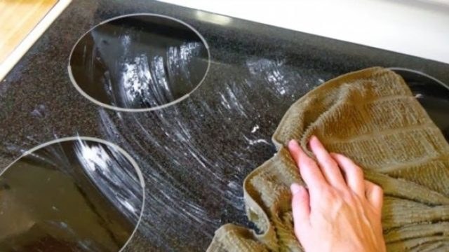 Έτσι πρέπει να καθαρίζετε την κεραμική εστία – Ο μόνος σωστός τρόπος