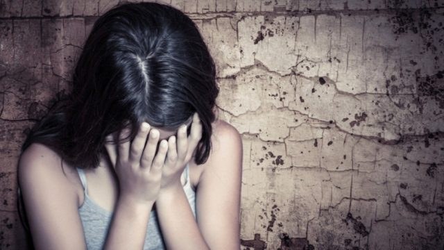 Φρίκη στην Κάλυμνο: 13χρονη κατήγγειλε τον σύντροφο της μητέρας της για βιασμό – Στο εδώλιο ο 38χρονος
