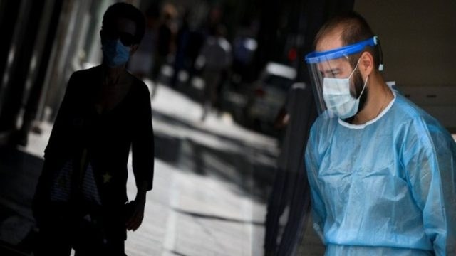 Κορωνοϊός: Άνοδος σε κρούσματα  και θανάτους – Οι σημερινοί (28/2) σκληροί δείκτες της πανδημίας