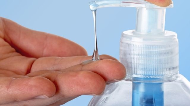 Έχεις λεμόνια στο σπίτι; Ο έξυπνος και οικονομικός τρόπος για να φτιάξεις το πιο δραστικό αντισηπτικό