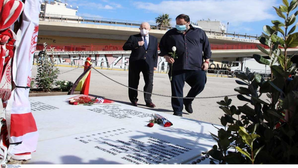 Με λευκό τριαντάφυλλο στο μνημείο των θυμάτων της Θύρας 7 ο Βαγγέλης Μαρινάκης
