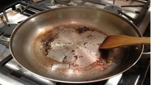 O έξυπνος τρόπος για να καθαρίσετε ένα καμμένο τηγάνι ή κατσαρολάκι