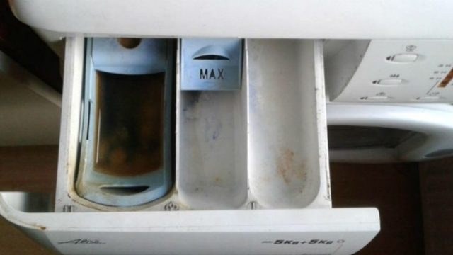 Καθαρίστε την μούχλα από το συρτάρι του πλυντηρίου με 2 υλικά που έχετε στο σπίτι σας