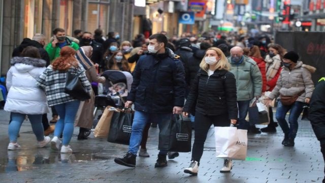 Κορωνοϊός: Νέα άνοδος στα ημερήσια (15/2) κρούσματα – Ψηλά ξανά και οι θάνατοι