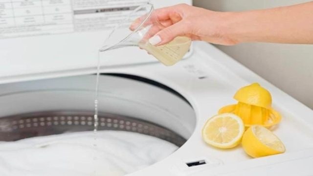 Έβαλε χυμό λεμονιού στο πλυντήριο ρούχων και το αποτέλεσμα ήταν απίστευτο