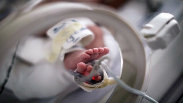 Αγωνία για 10 ημερών βρέφος στα Χανιά: Εισήχθη στην ΜΕΘ Παίδων με κορωνοϊό
