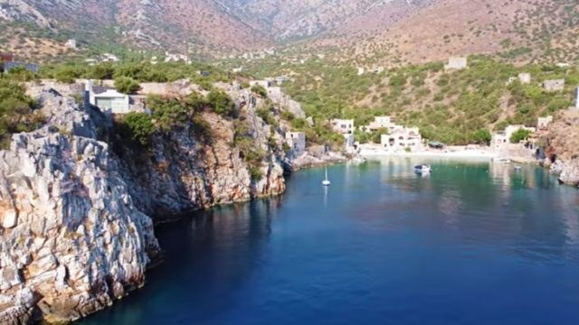 Η “άγνωστη” παραλία της Μάνης που πρωταγωνίστησε στον διεθνή κινηματογράφο