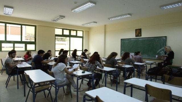 Περιστατικό βίας σε λύκειο – Τρίκαλα: «Βροχή» τα καπνογόνα – Στο νοσοκομείο τρεις μαθητές και μια καθηγήτρια