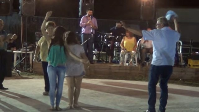 Έκανε πάταγο: Μελαχρινή κουκλάρα δίνει την αρχή και όλο το χωριό γίνεται ένα ατελείωτο τσιφτετέλι