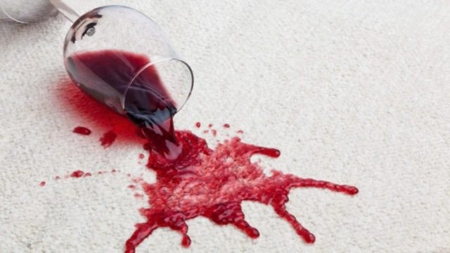 Κόκκινο κρασί στα ρούχα; 6+1 έξυπνοι τρόποι για να εξαφανίσεις τον λεκέ