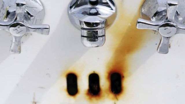 Το έξυπνο κόλπο: Πώς να εξαφανίσετε την σκουριά από τη μπανιέρα και τον νιπτήρα