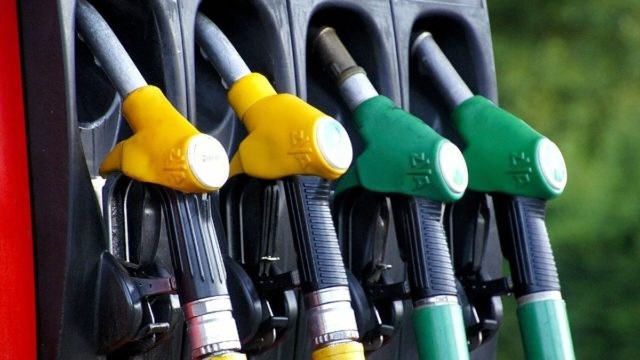 Ανατροπή με τη βενζίνη: Μείωση της τιμής το επόμενο τριήμερο – Πού θα φτάσει το λίτρο (video)
