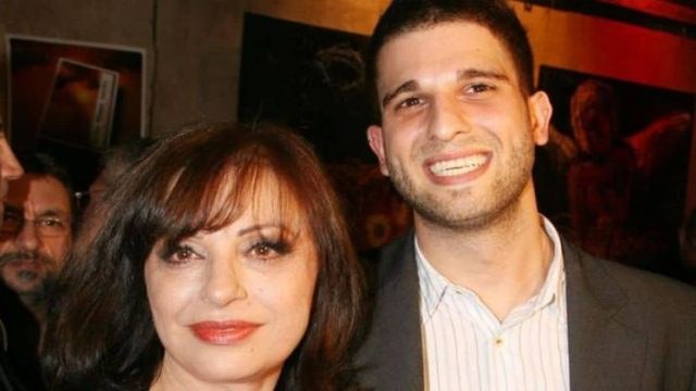 Πασίγνωστος στη showbiz ο Μάνος Θεοφίλου: Τι δουλειά κάνει ο υιοθετημένος γιος της Χάρις Αλεξίου;