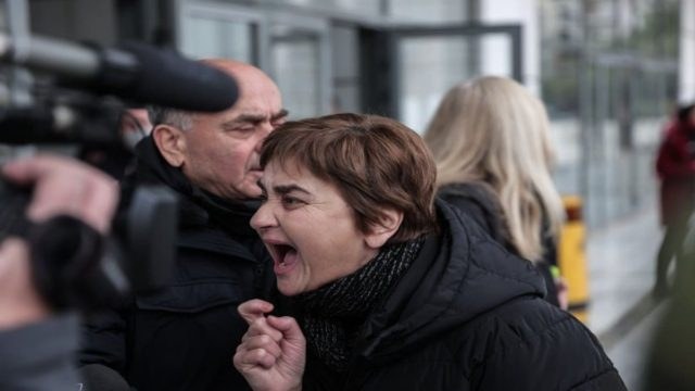 Δίκη Τοπαλούδη – Νέα διακοπή λόγω κορωνοϊoύ: «Ντροπή, θέλετε να μας εξοντώσετε;» – Ξέσπασε η μητέρα του θύματος (video)