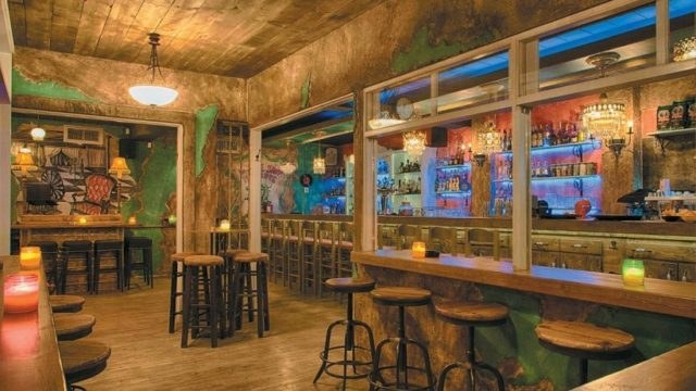 Το μαγαζί με την πιο πολύχρωμη αυλή της Αθήνας είναι ένας λόγος για να αγαπήσεις το Χαλάνδρι