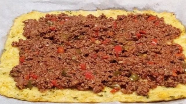 Ανοίγει ρολό πατάτας και απλώνει πάνω κιμά: Λίγα λεπτά μετά ζει το απόλυτο όνειρο!