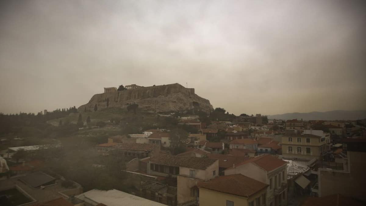 Καιρός – Η χώρα στο… κόκκινο: Εκρηκτικό «μείγμα» ζέστης, αφρικανικής σκόνης και λασποβροχής – Πόσο αναμένεται να κρατήσει (video)