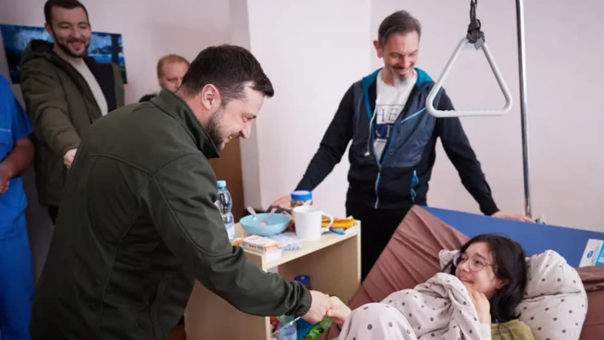 Ο Ζελένσκι έγινε viral – Συγκίνησε προσφέροντας ανθοδέσμη σε 16χρονη τραυματία (video)