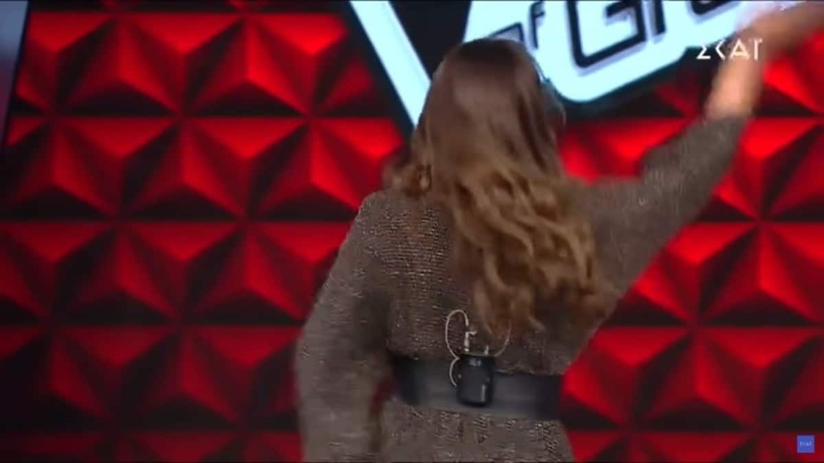 Αντέχετε; Το καυτό τσιφτετέλι της κούκλας Ελληνίδας τραγουδίστριας που «γονάτισε» το YouTube με 1.2 εκ. προβολές!