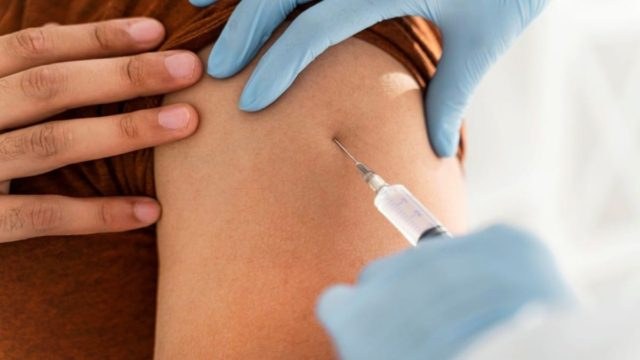Εμβόλιο κορωνοϊού: Με ποιο κινδυνεύεις λιγότερο να νοσηλευτείς λόγω Covid-19