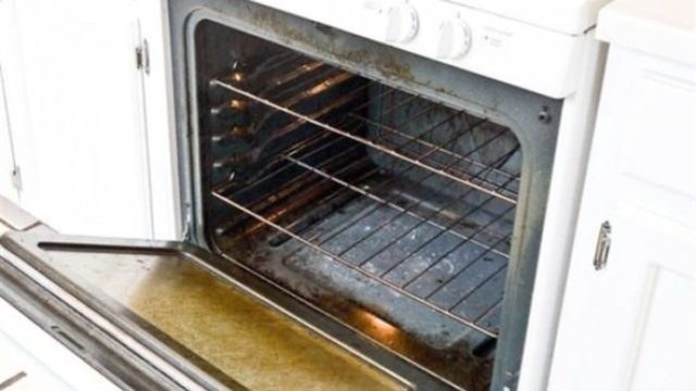 Πώς να καθαρίσετε τον φούρνο σας με φυσικά υλικά