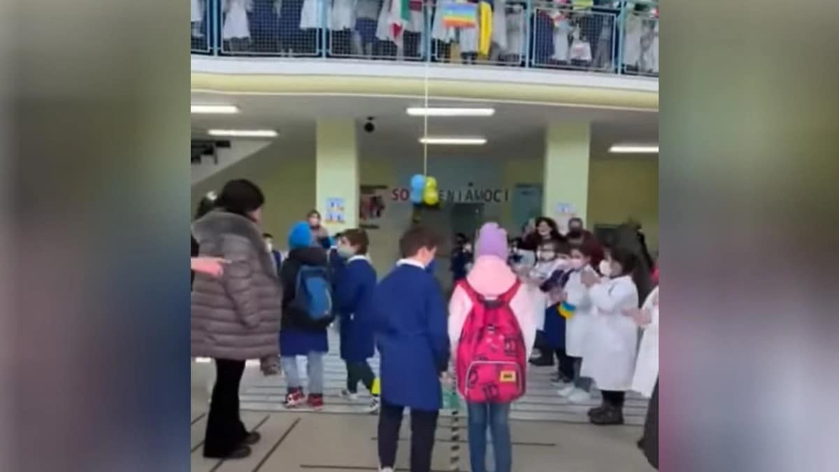 Πόλεμος στην Ουκρανία: Μαθήματα ανθρωπιάς σε σχολείο – Συγκινητικό βίντεο με τη συγκλονιστική υποδοχή παιδιών προσφύγων