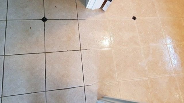 Πλακάκια σαν καινούργια: Το έξυπνο κόλπο για να τα καθαρίσετε αποτελεσματικά