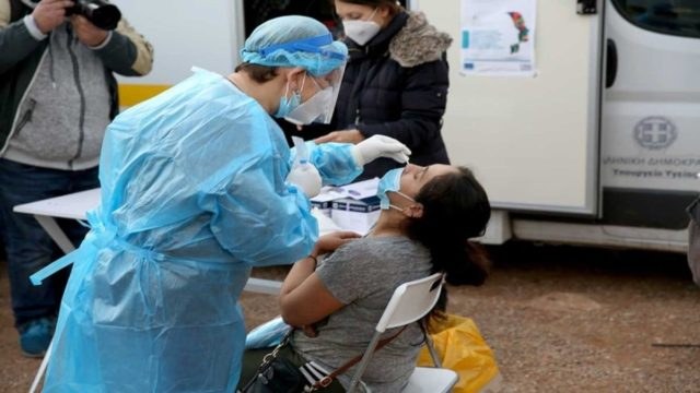 Κορωνοϊός: Εκ νέου άνοδος των κρουσμάτων – Σταθερότητα σε θανάτους και διασωληνωμένους