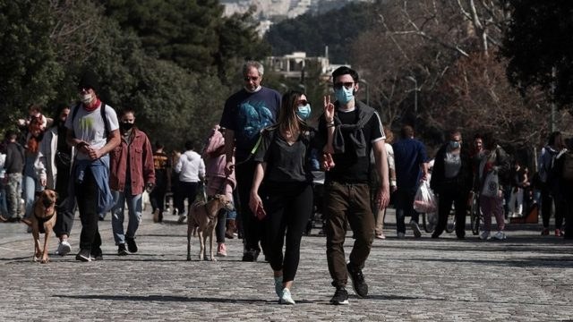 Κορωνοϊός: Αργή αλλά σταθερή η ύφεση της πανδημίας – Στο τραπέζι η «απελευθέρωση» από τις μάσκες