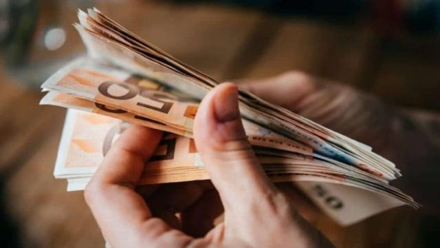«Επιταγή ακρίβειας» έως και 900 ευρώ για τους ευάλωτους – Πότε θα καταβληθεί η έκτακτη ενίσχυση