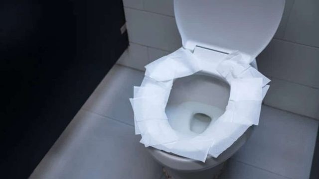 Το ξέραμε λάθος: Γιατί δεν πρέπει να καλύπτουμε τη λεκάνη της τουαλέτας με χαρτί υγείας