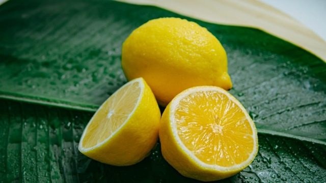 Υπάρχει λόγος! Γιατί πρέπει να βάζουμε τα λεμόνια στην κατάψυξη