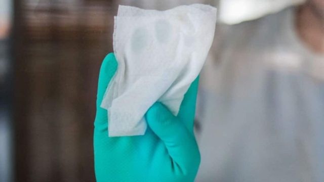 Αντιβακτηριδιακά μαντηλάκια: 5+1 λάθη που κάνετε και δεν προστατεύεστε από τον κορωνοϊό