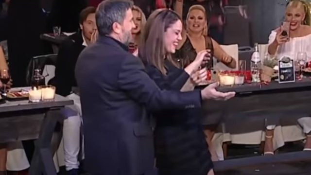 Από τα πρωινά πλατό στα… κολασμένα τσιφτετέλια: Όταν η Μπάγια Αντωνοπούλου «πλημμύριζε» την πίστα με γαρύφαλλα