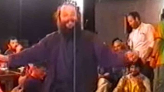47χρονος παπάς χορεύει τρομερό ζεϊμπέκικο και «γράφει» ιστορία στη Μύκονο