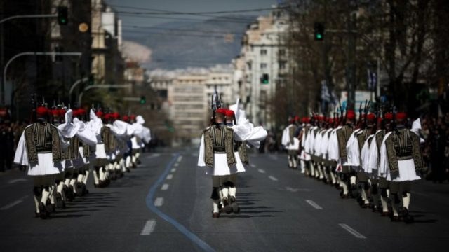 Μέτρα – 25η Μαρτίου: Τι θα ισχύσει για την παρέλαση – Ισχυρή σύσταση για μάσκα και αποστάσεις