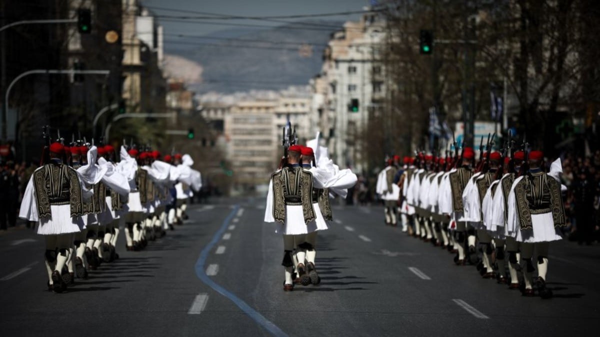 Μέτρα – 25η Μαρτίου: Τι θα ισχύσει για την παρέλαση – Ισχυρή σύσταση για μάσκα και αποστάσεις