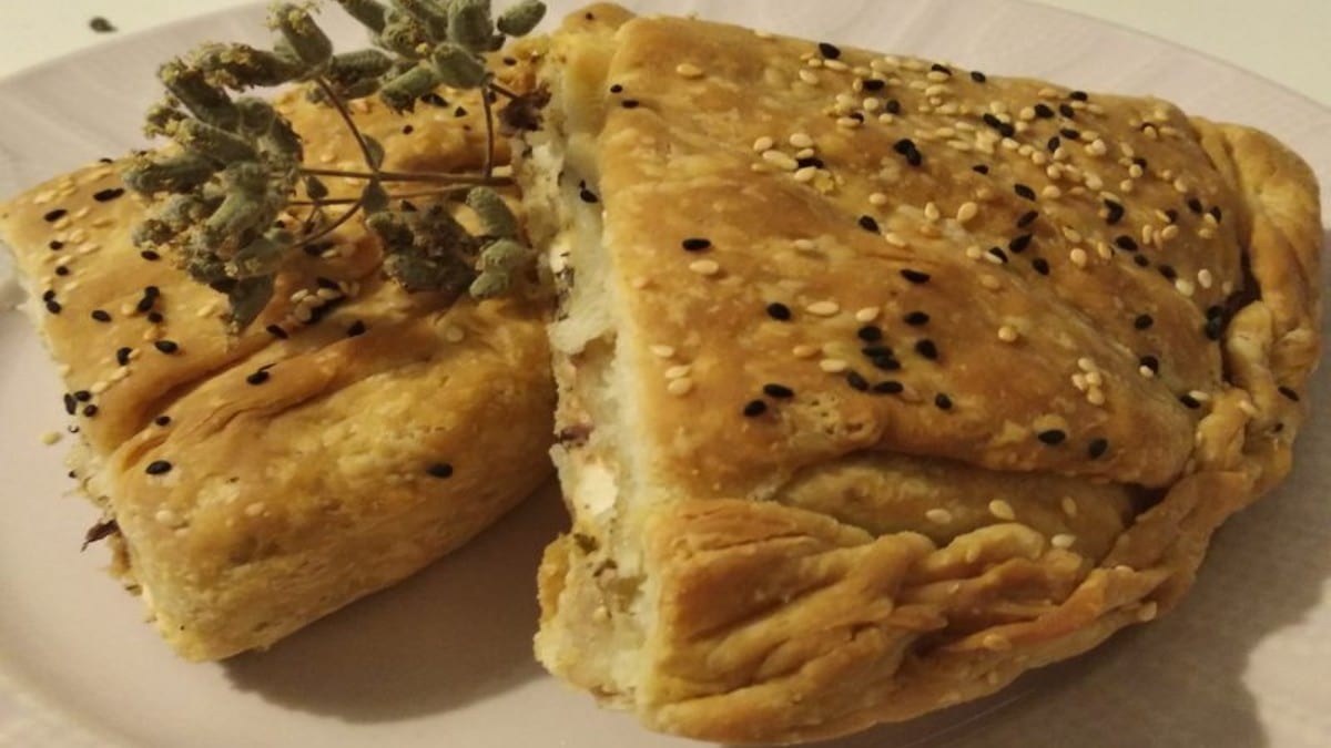 Τυρόπιτα νηστίσιμη με χειροποίητο φύλλο, έτσι όπως την έφτιαχναν οι γιαγιάδες