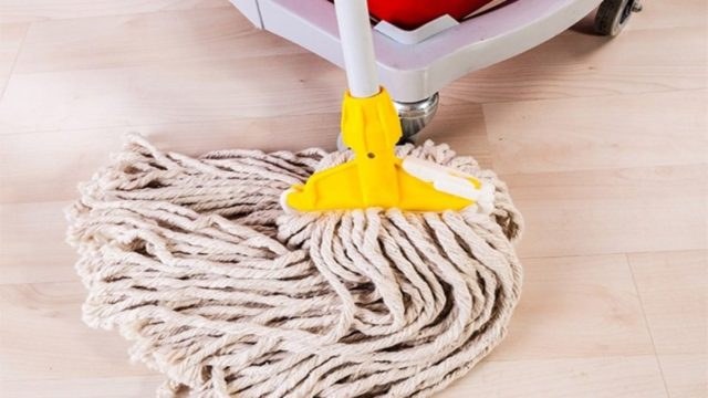 Μήπως σφουγγαρίζετε λάθος; Έτσι το έκαναν οι γιαγιάδες και ήταν πάντα καθαρό το πάτωμα!