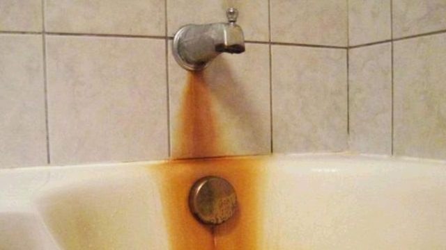 Η μόνη λύση: Πώς να αφαιρέσετε την σκουριά από τον νιπτήρα και τη μπανιέρα