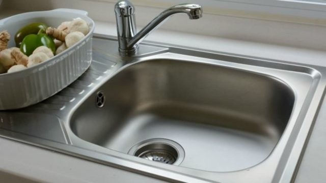 Θαύμα στην κουζίνα: Ξεβουλώστε τον νεροχύτη σας σε 15 δευτερόλεπτα!