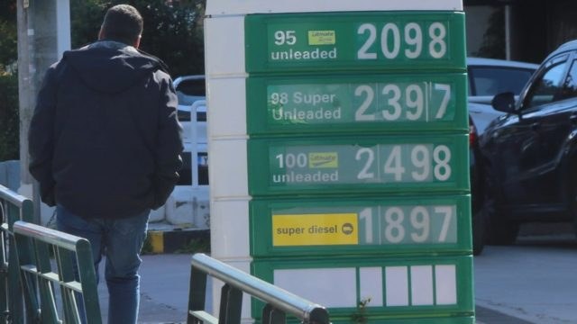 Μας κοροϊδεύουν; Στο 1,37 η τιμή της βενζίνης στην Κύπρο – Ολοταχώς για τα 2,5 ευρώ στην Ελλάδα: Το «ράλι» αυξήσεων και ο ΦΠΑ (video)