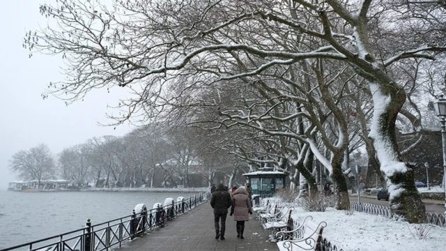 Κακοκαιρία «Φίλιππος»: Σε ποιες περιοχές θα παραμείνουν κλειστά τα σχολεία λόγω του σφοδρού χιονιά (video)