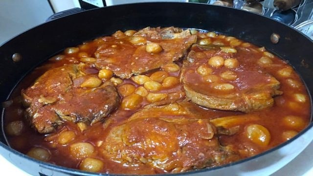 Γιαγιαδίστικο στιφάδο με χοιρινές μπριζόλες λαιμού!